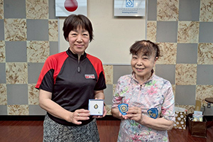 次年度会長からパスト会長ピン贈呈